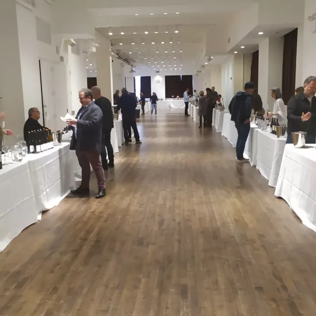 Aujourd'hui, dégustation de Vins en Biodynamie...les Vignerons de Renaissance des Appellations sont dans la place ! Venez nous rencontrer et découvrir nos pépites ✨